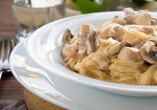 Spaghetti avec blanc de poulet, sauce au fromage et champignon