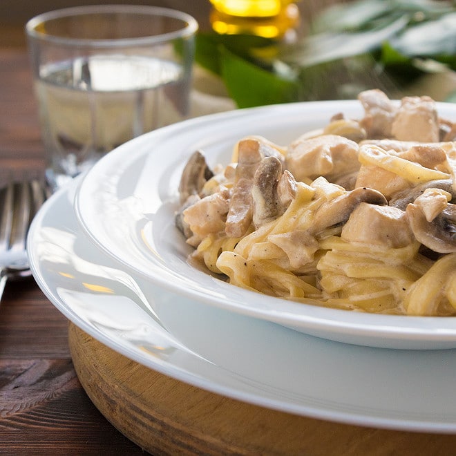 Spaghetti avec blanc de poulet, sauce au fromage et champignon