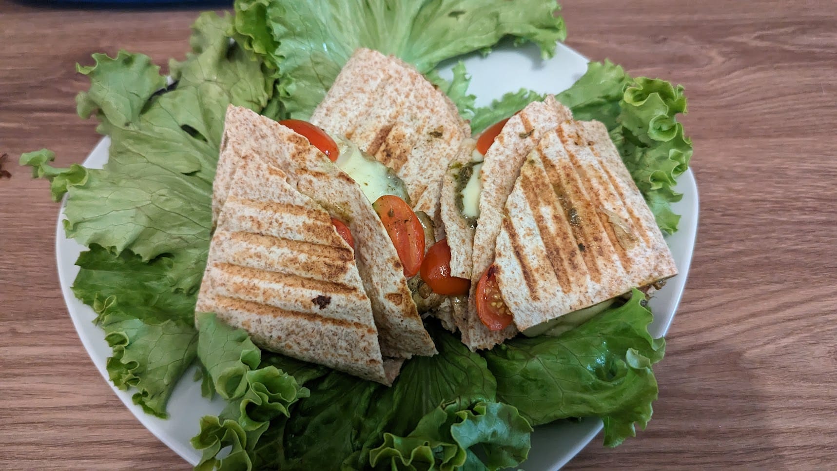 Wrap Pesto, Mozzarella, Tomates Cerises & Basilic Frais