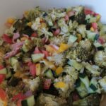 Salade de brocolis rafraîchissante au concombre, poivrons, tomate et jambon