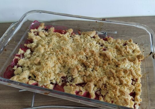 Crumble aux pêches et prunes