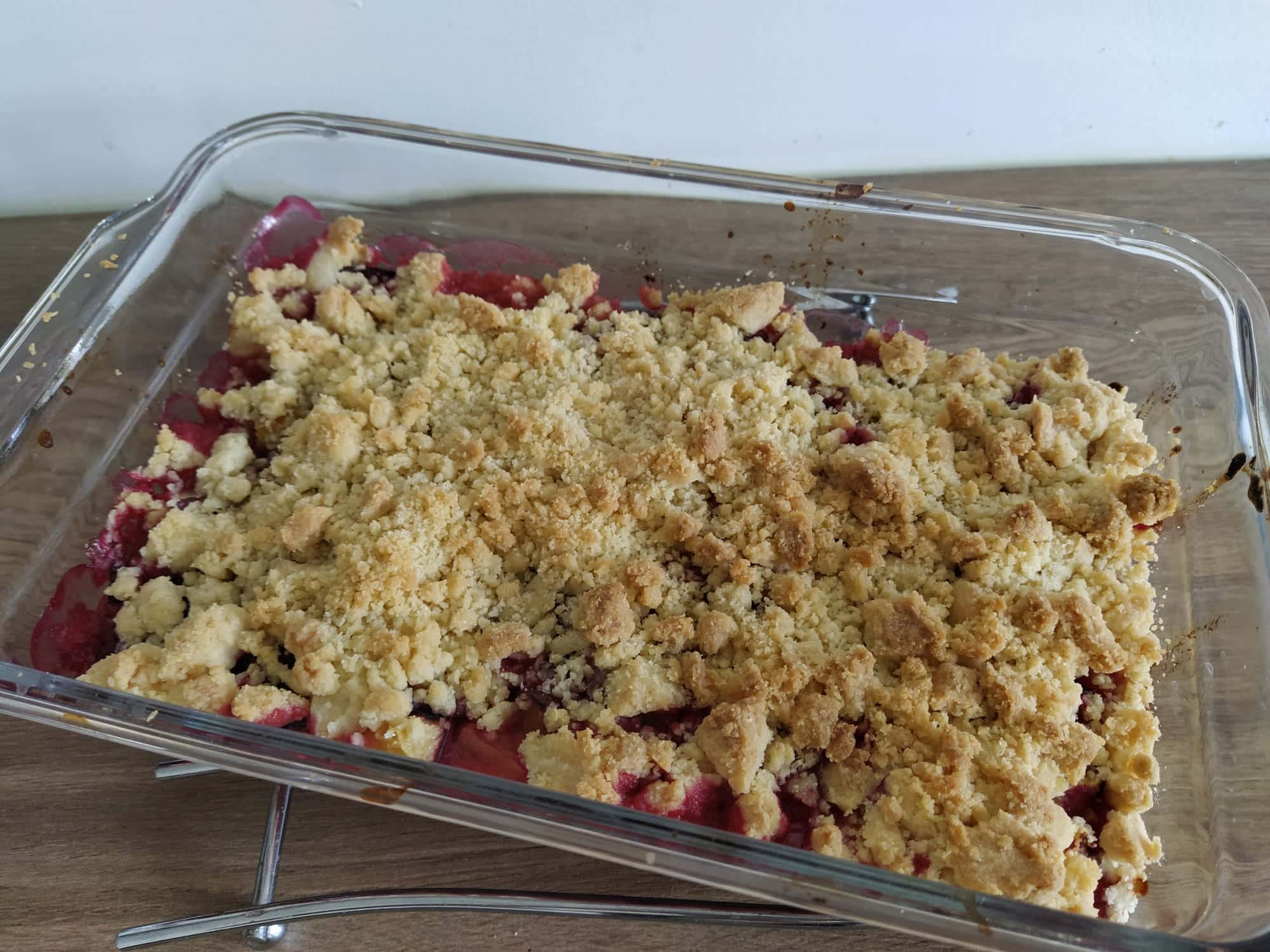 Crumble aux pêches et prunes