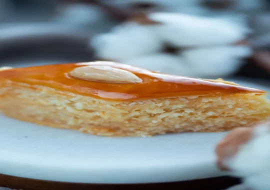 Basboussa aux dattes : la recette du gâteau de semoule fourré