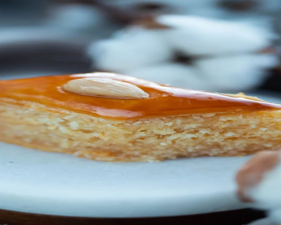 Basboussa aux dattes : la recette du gâteau de semoule fourré