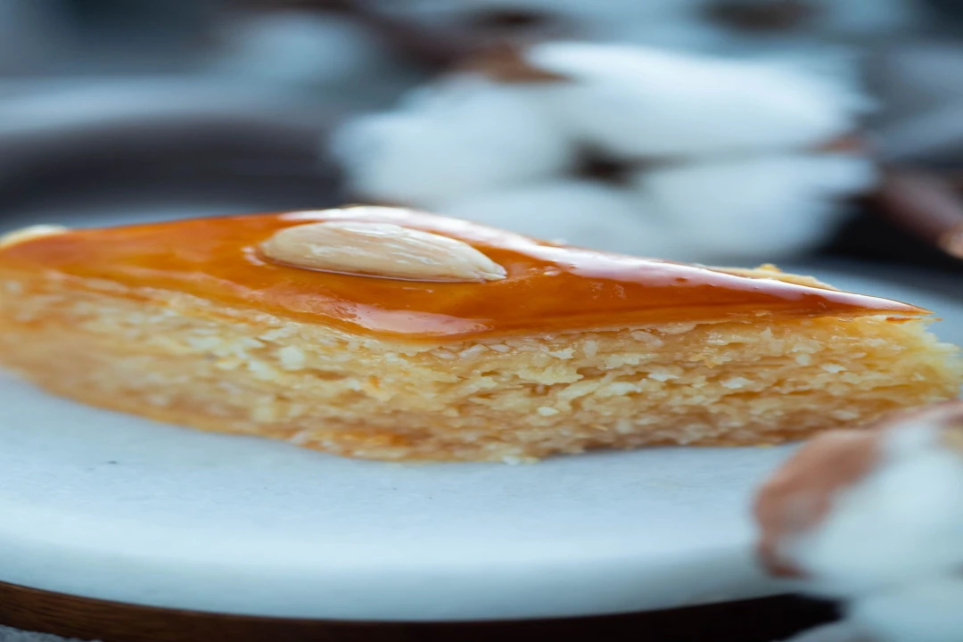 Basboussa aux dattes : la recette du gâteau de semoule fourré